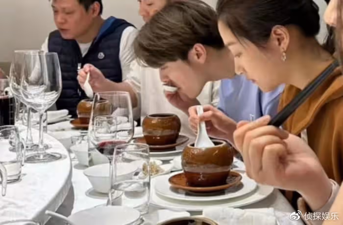 關曉彤巴黎時裝周造型絕美,穿白襯衫玩下衣失蹤,長腿好身材搶鏡