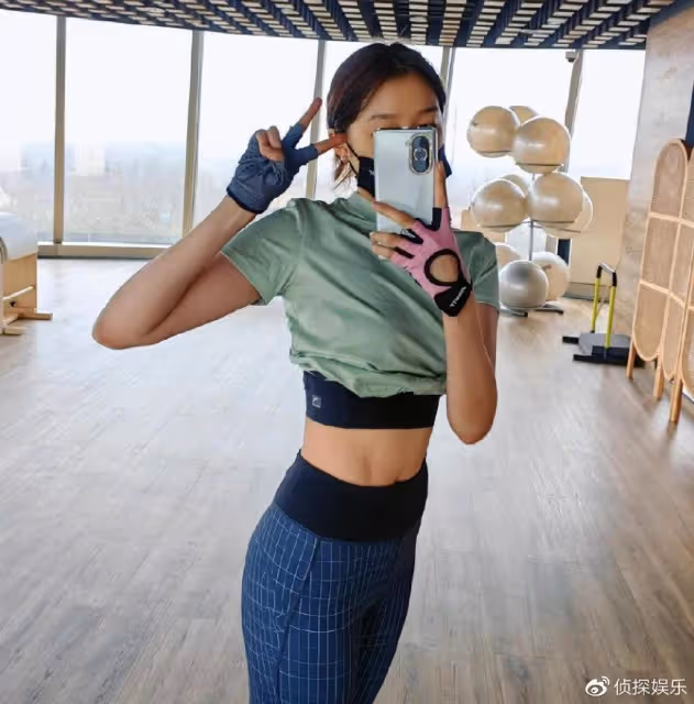 關曉彤巴黎時裝周造型絕美,穿白襯衫玩下衣失蹤,長腿好身材搶鏡