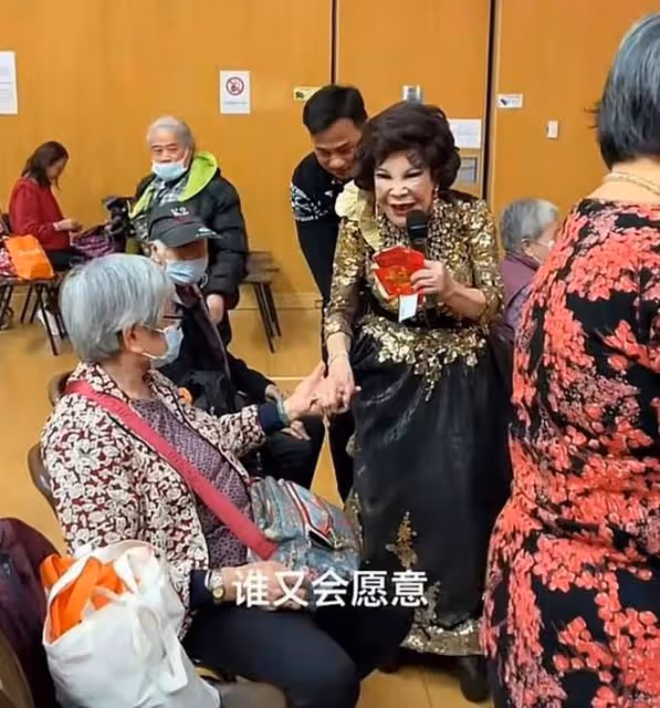 89歲港星商演惹爭議!向觀眾討紅包遭拒,曾揚言捐出亡夫上億遺產