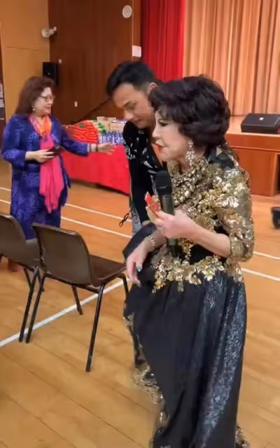89歲港星商演惹爭議!向觀眾討紅包遭拒,曾揚言捐出亡夫上億遺產