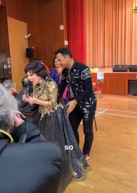 89歲港星商演惹爭議!向觀眾討紅包遭拒,曾揚言捐出亡夫上億遺產