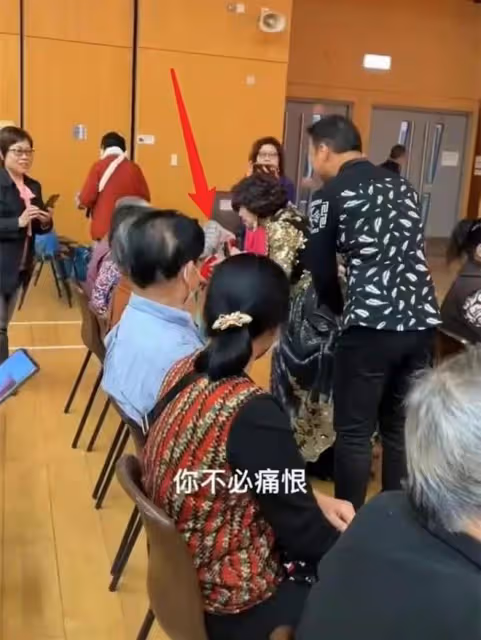 89歲港星商演惹爭議!向觀眾討紅包遭拒,曾揚言捐出亡夫上億遺產