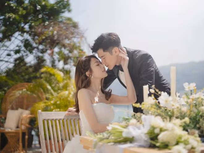 恭喜!TVB小生宣布下月娶玉女歌手,絕美婚照曝光,大鑽戒很耀眼