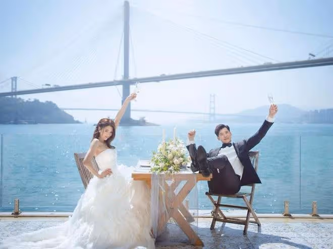 恭喜!TVB小生宣布下月娶玉女歌手,絕美婚照曝光,大鑽戒很耀眼