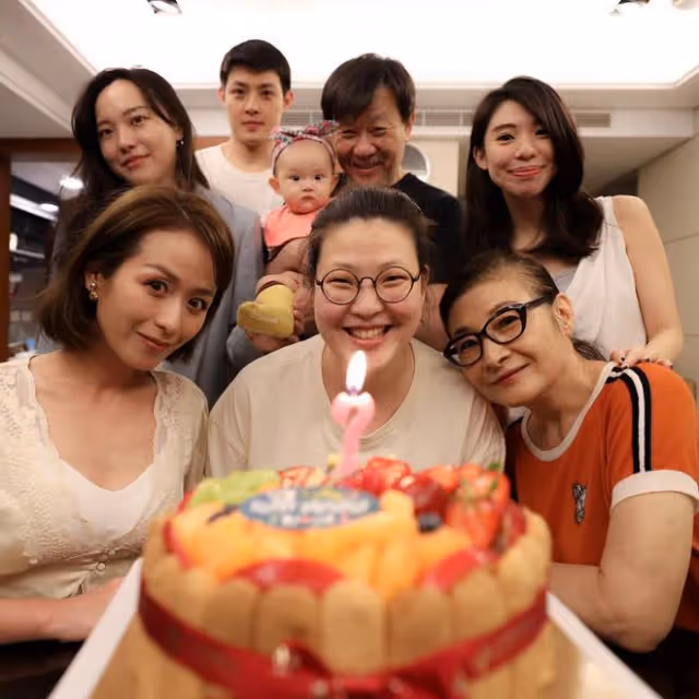 寇世勛全家福曝光,原配罕露面氣質好,兒子仍未娶2歲半孩子的媽