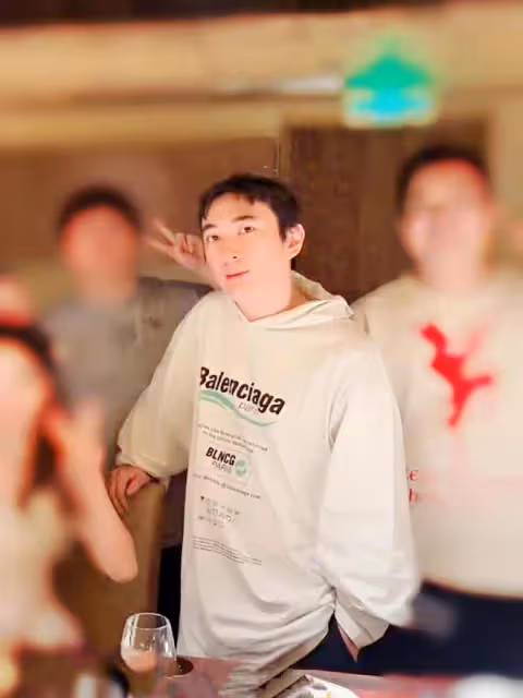 王思聰現身網紅生日會,桌上擺高達20萬紅酒,小15歲女友未在身旁