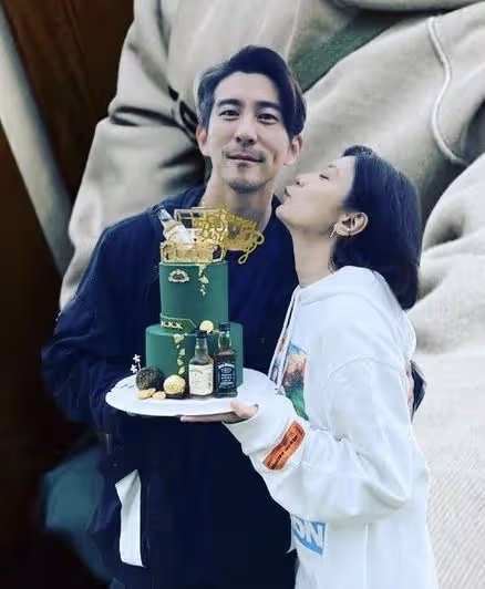 修杰楷慶祝40歲生日,稱繼女梧桐妹是「寶貝女兒」,賈靜雯送香吻