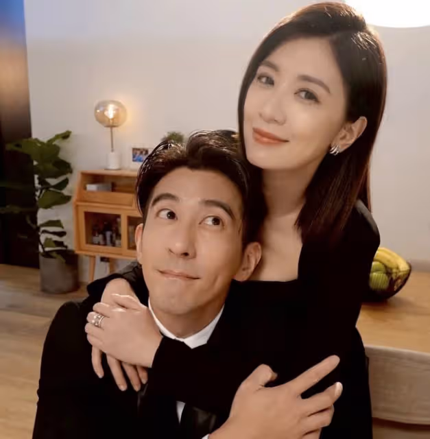 修杰楷慶祝40歲生日,稱繼女梧桐妹是「寶貝女兒」,賈靜雯送香吻