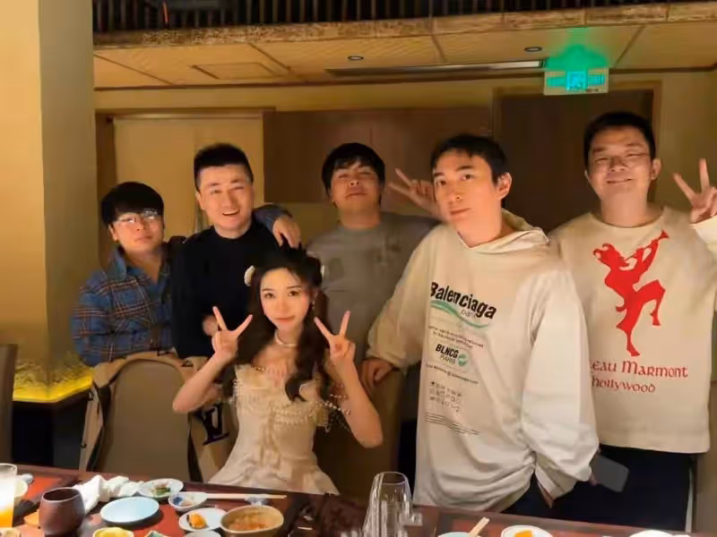 王思聰撇下小女友獨自現身網紅生日會，喝20萬紅酒穿6000元T恤