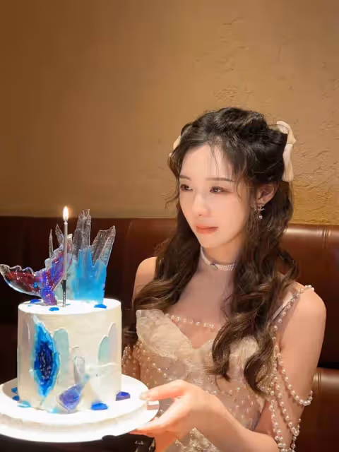 王思聰撇下小女友獨自現身網紅生日會，喝20萬紅酒穿6000元T恤