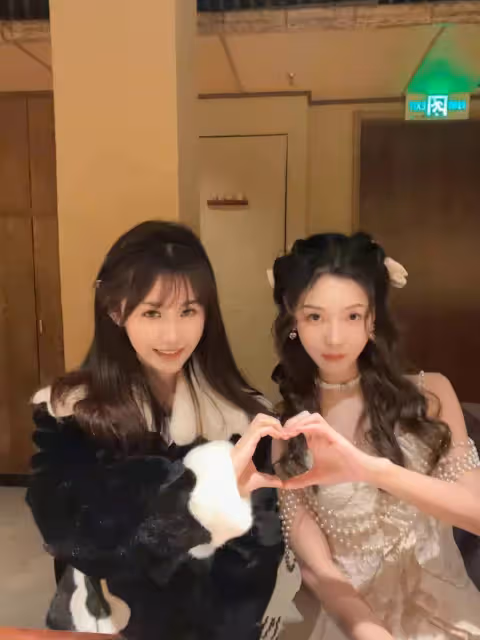 王思聰撇下小女友獨自現身網紅生日會，喝20萬紅酒穿6000元T恤