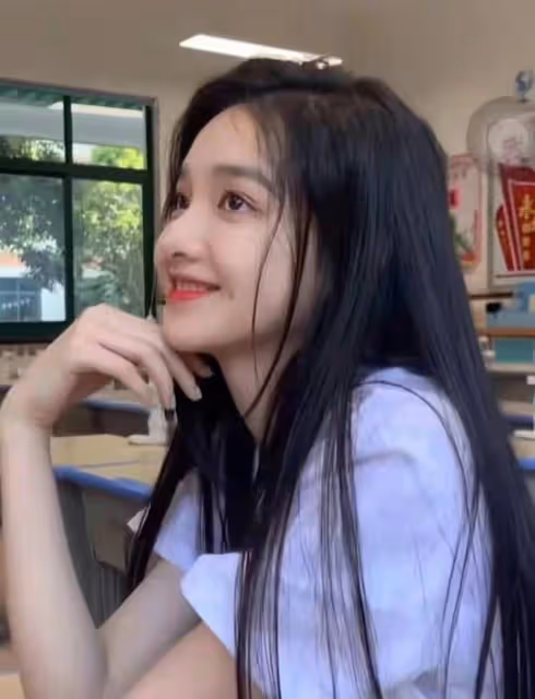 王思聰撇下小女友獨自現身網紅生日會，喝20萬紅酒穿6000元T恤