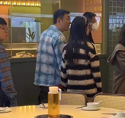 王思聰撇下小女友獨自現身網紅生日會，喝20萬紅酒穿6000元T恤