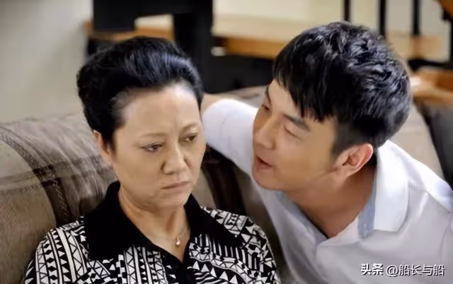 68歲大媽痛哭:好心把存款和退休金透露給兒子,到頭來卻害苦自己