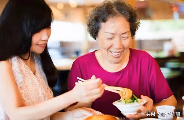 大媽在兒子家養老，兒媳頓頓六菜一湯，大媽哭訴：沒臉接著住了