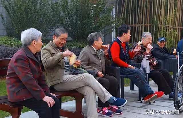 岳父住女婿家5年,老家拆遷得120萬全給親兒子,岳父解釋:為你好