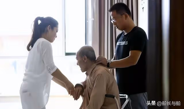 岳父住女婿家5年,老家拆遷得120萬全給親兒子,岳父解釋:為你好