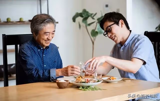 岳父住女婿家5年,老家拆遷得120萬全給親兒子,岳父解釋:為你好