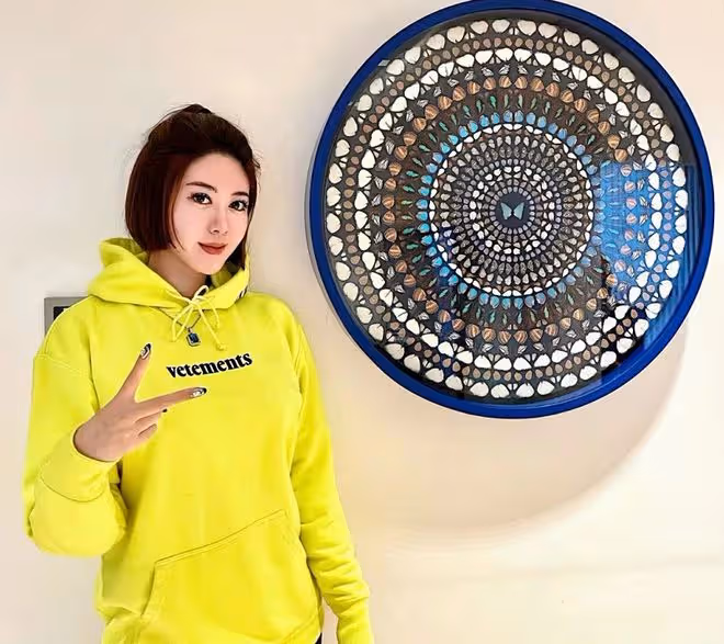 姜武女兒近照曝光,戴15克拉藍鑽太闊氣,辦畫展獲20位大咖送祝福