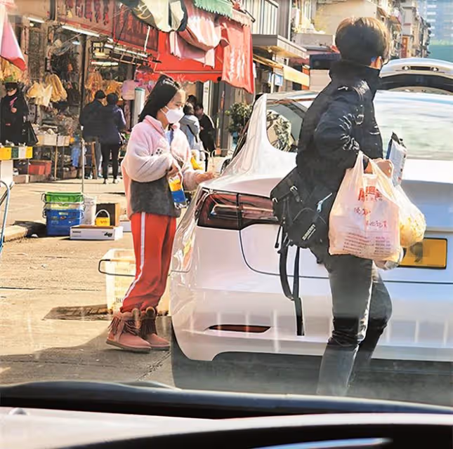 前TVB花旦帶女兒逛菜市場,提大包小包接地氣,打扮樸素無人識
