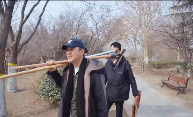 李亞鵬扛鋤頭下地幹活,仰頭大吼被指行為尷尬,工具太新遭嘲作秀