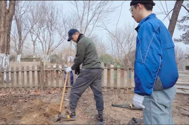 李亞鵬扛鋤頭下地幹活,仰頭大吼被指行為尷尬,工具太新遭嘲作秀