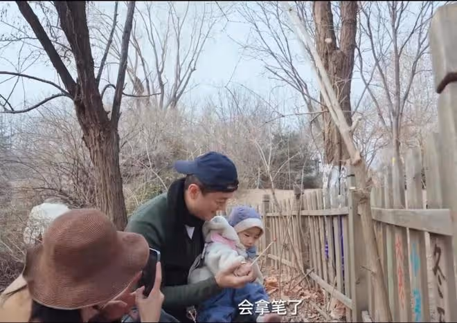 李亞鵬扛鋤頭下地幹活,仰頭大吼被指行為尷尬,工具太新遭嘲作秀