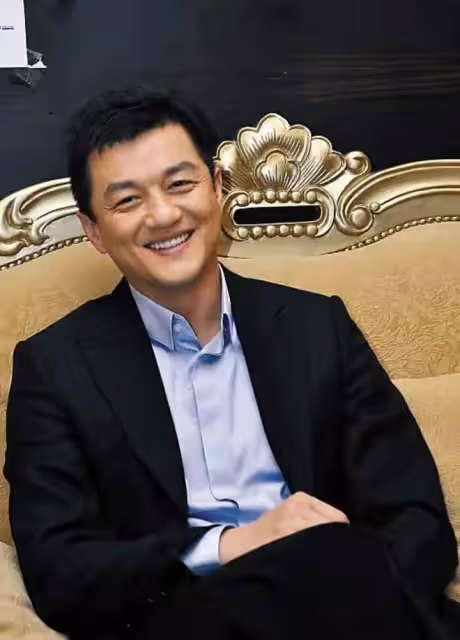 李亞鵬扛鋤頭下地幹活,仰頭大吼被指行為尷尬,工具太新遭嘲作秀