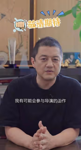 李亞鵬扛鋤頭下地幹活,仰頭大吼被指行為尷尬,工具太新遭嘲作秀