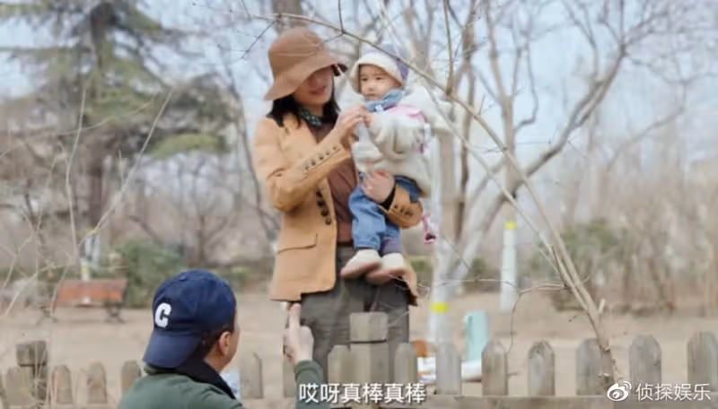 李亞鵬分享小女兒萌態,夏夏第一次握筆寫字,老父親豎大拇指猛夸