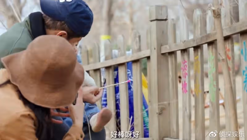 李亞鵬分享小女兒萌態,夏夏第一次握筆寫字,老父親豎大拇指猛夸