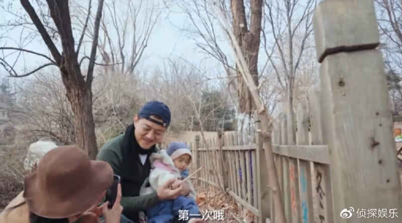 李亞鵬分享小女兒萌態,夏夏第一次握筆寫字,老父親豎大拇指猛夸
