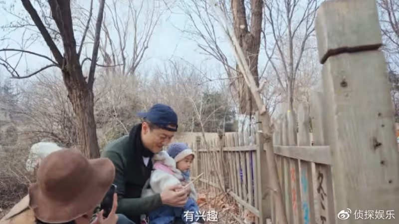 李亞鵬分享小女兒萌態，夏夏第一次握筆寫字，老父親豎大拇指猛夸