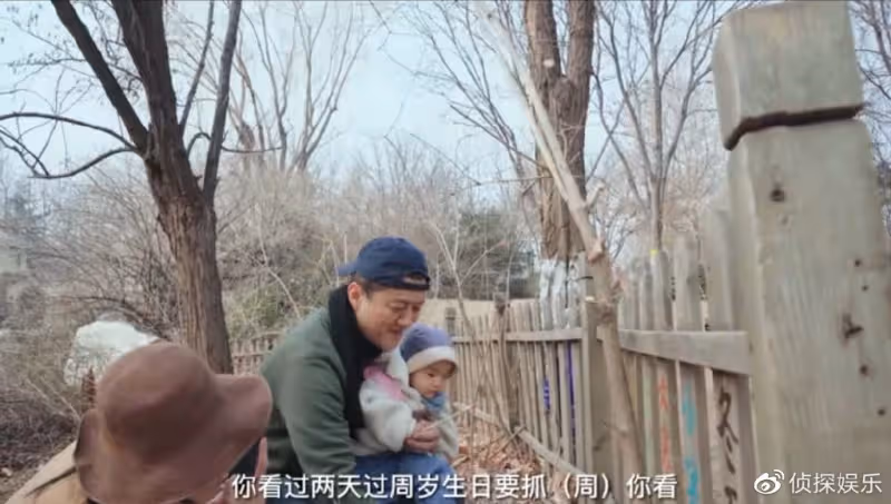 李亞鵬分享小女兒萌態，夏夏第一次握筆寫字，老父親豎大拇指猛夸