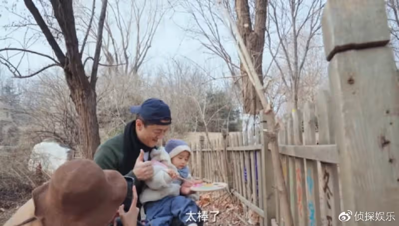 李亞鵬分享小女兒萌態，夏夏第一次握筆寫字，老父親豎大拇指猛夸