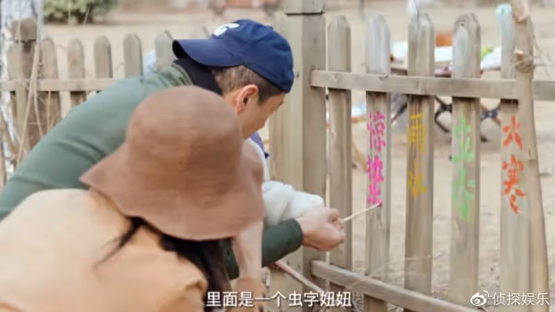 李亞鵬分享小女兒萌態，夏夏第一次握筆寫字，老父親豎大拇指猛夸