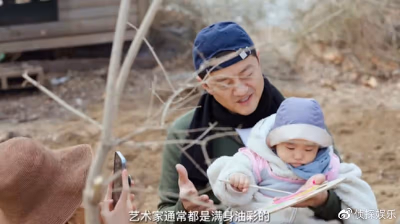 李亞鵬分享小女兒萌態，夏夏第一次握筆寫字，老父親豎大拇指猛夸