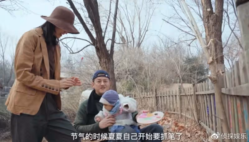 李亞鵬分享小女兒萌態，夏夏第一次握筆寫字，老父親豎大拇指猛夸