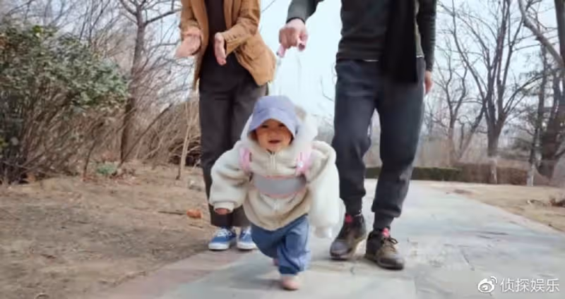 李亞鵬分享小女兒萌態，夏夏第一次握筆寫字，老父親豎大拇指猛夸