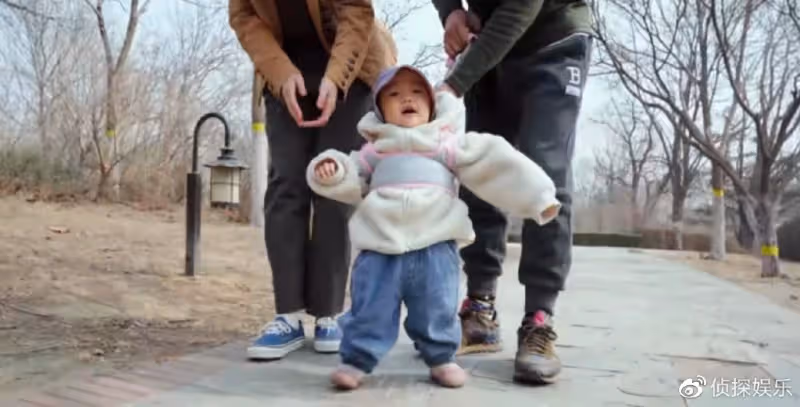 李亞鵬分享小女兒萌態，夏夏第一次握筆寫字，老父親豎大拇指猛夸