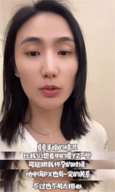 李亞鵬分享小女兒萌態,夏夏第一次握筆寫字,老父親豎大拇指猛夸