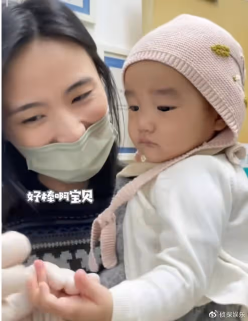 李亞鵬分享小女兒萌態,夏夏第一次握筆寫字,老父親豎大拇指猛夸