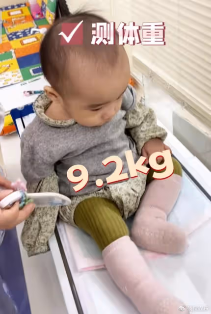 李亞鵬分享小女兒萌態,夏夏第一次握筆寫字,老父親豎大拇指猛夸