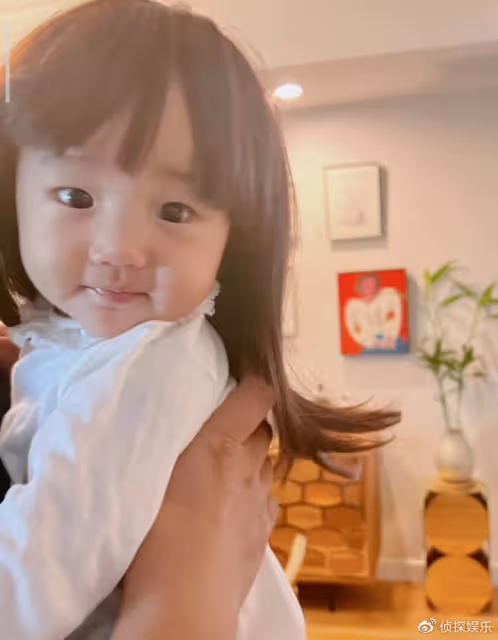 李亞鵬分享小女兒萌態,夏夏第一次握筆寫字,老父親豎大拇指猛夸