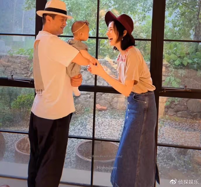 李亞鵬分享小女兒萌態,夏夏第一次握筆寫字,老父親豎大拇指猛夸