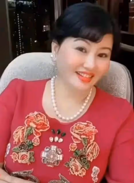 蔡天鳳媽媽花姐富豪生活被質疑,疑似偽豪門,3處細節顯蹊蹺