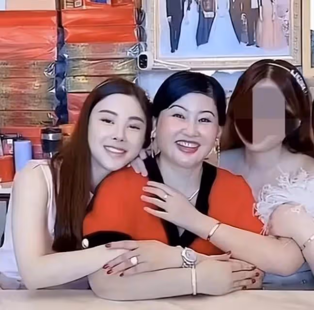 蔡天鳳媽媽花姐富豪生活被質疑,疑似偽豪門,3處細節顯蹊蹺
