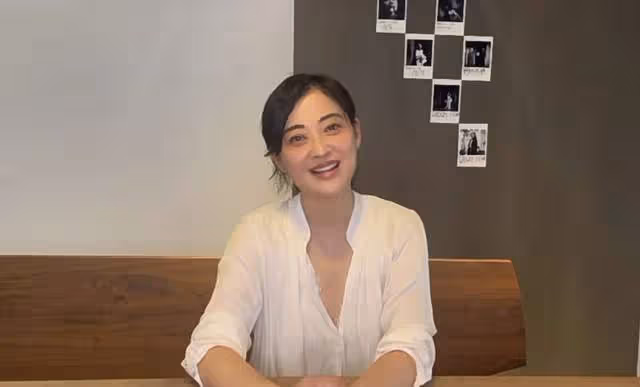 超20位大咖支持富婆開畫展,閆妮雞窩頭梅婷穿深V,黃磊張譯露面