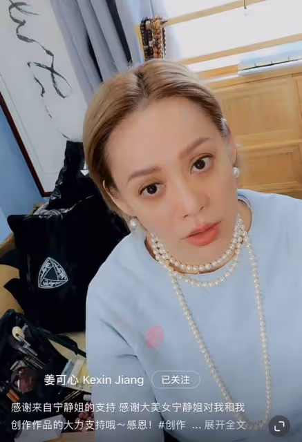 超20位大咖支持富婆開畫展，閆妮雞窩頭梅婷穿深V，黃磊張譯露面