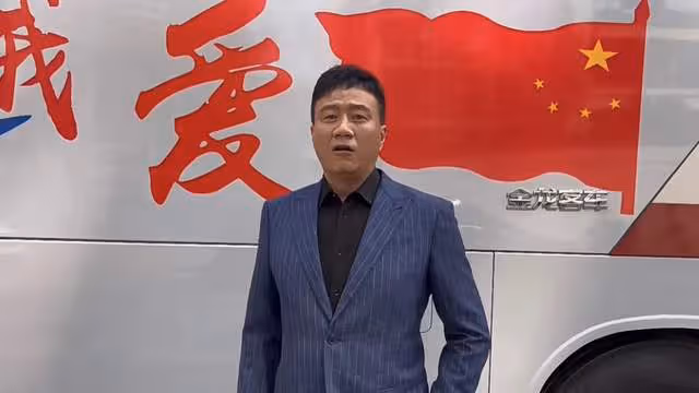 超20位大咖支持富婆開畫展，閆妮雞窩頭梅婷穿深V，黃磊張譯露面